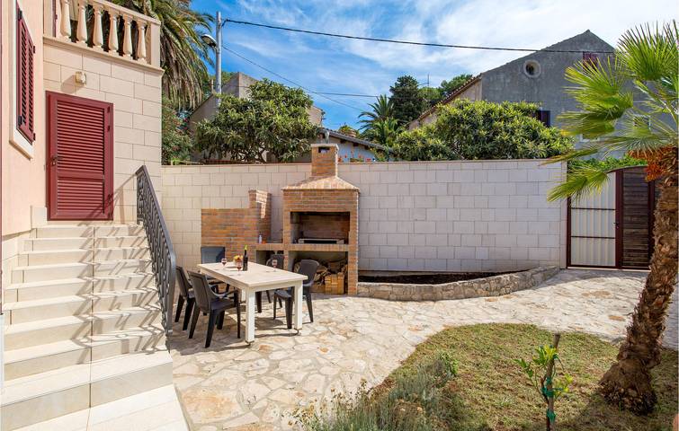 Ganze Ferienwohnung, Gemütliche Ferienwohnung mit Terrasse, WLAN und 2 km Entfernung zum Strand von Valdarke in Veli Losinj, Lošinj (Kvarner Bucht)