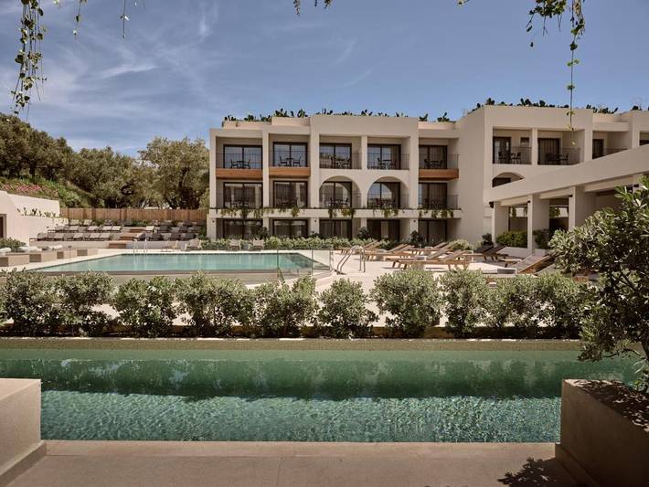 Hôtel pour 4 personnes, avec bassin pour enfant et piscine ainsi que jardin et vue