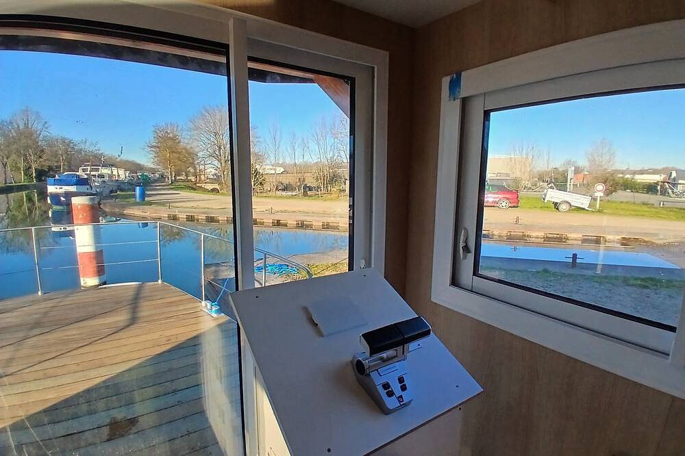 Electro-solar pleasure boat on the Canal de Garonne in Castelsarrasin, Tarn y Garona