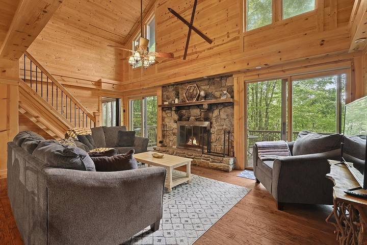 Log cabin for 8 people, with terrace and yard as well as hot tub in Beech Mountain
