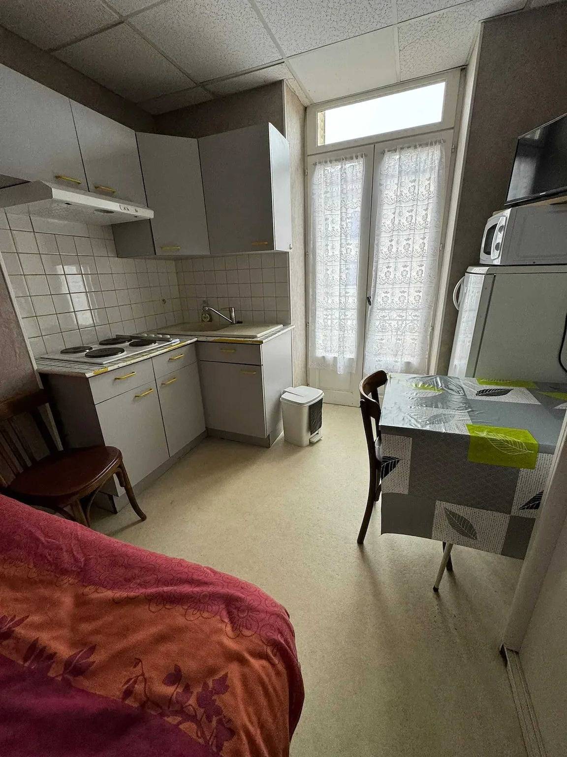 Entire studio, Comfortable Studio in Néris-les-Bains - 18 m² + Balcony in Néris-les-Bains, Montluçon region