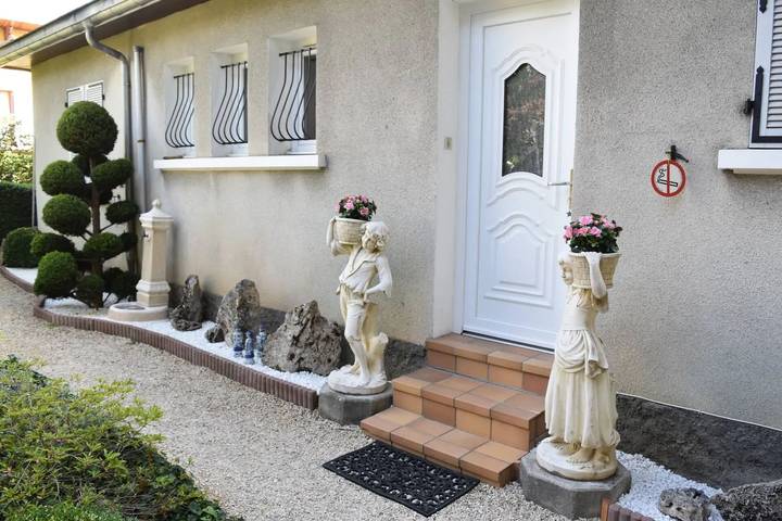 Haus bei Pierre-Châtel mit Seeblick in Pierre-Châtel, Vercors