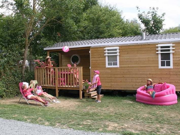 Location de vacances pour 4 personnes, avec terrasse ainsi que piscine et bassin pour enfant à Chaillé-les-Marais