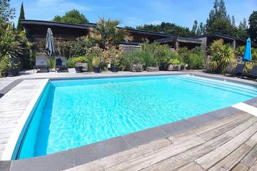 Gîte pour 3 personnes, avec jardin ainsi que terrasse et piscine à Le Tour-du-Parc