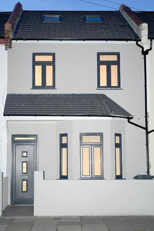 Holiday home for 9 people, with garden in Hounslow