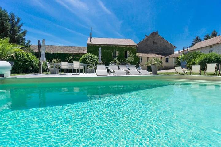 Location de vacances pour 14 personnes, avec Terrasse et Jardin ainsi que Piscine et Vue à Briord