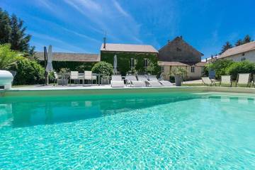 Cottage pour 14 personnes, avec piscine ainsi que vue et jardin à Briord