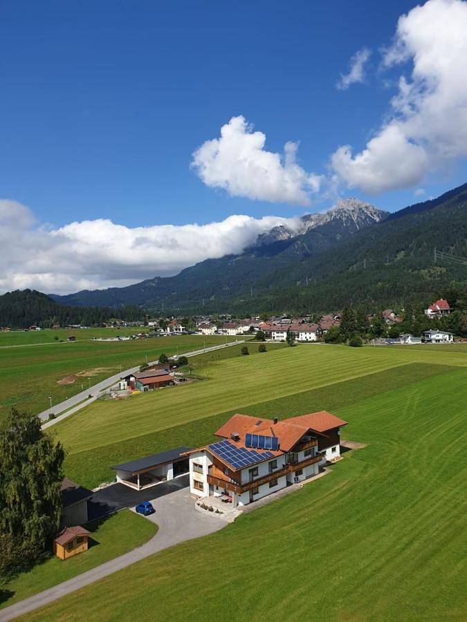 Ferienwohnung für 9 Personen, mit Balkon und Terrasse sowie Garten und Ausblick in Breitenwang