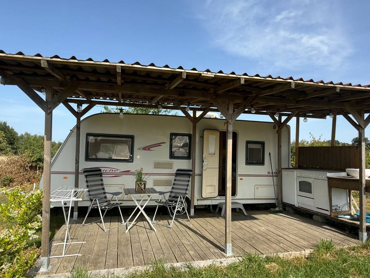 Caravane 'Vue Sur L'étang' avec vue sur le lac, piscine partagée et terrasse privée in Champsac, Parc naturel régional Périgord-Limousin