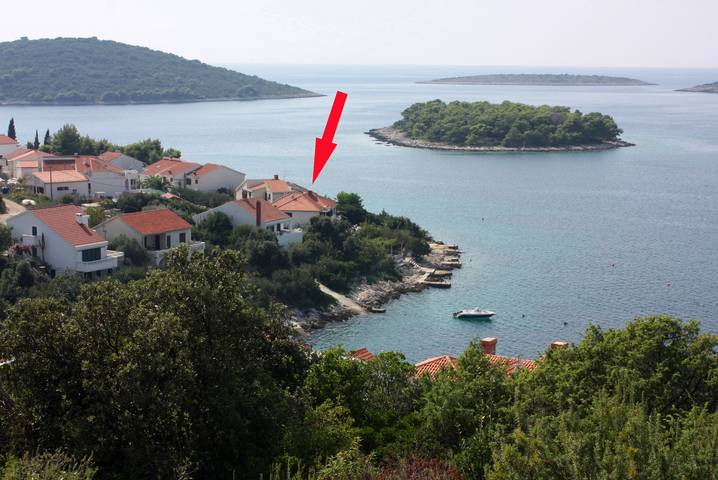 Ganze Wohnung, 2-Zimmer-Ferienwohnung am Strand Maslinica, Solta -b in Maslinica, Solta