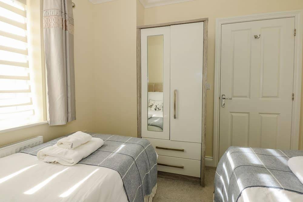 Woodpecker, pet friendly, character holiday cottage in Hunstanton in Hunstanton, Norfolk Coast