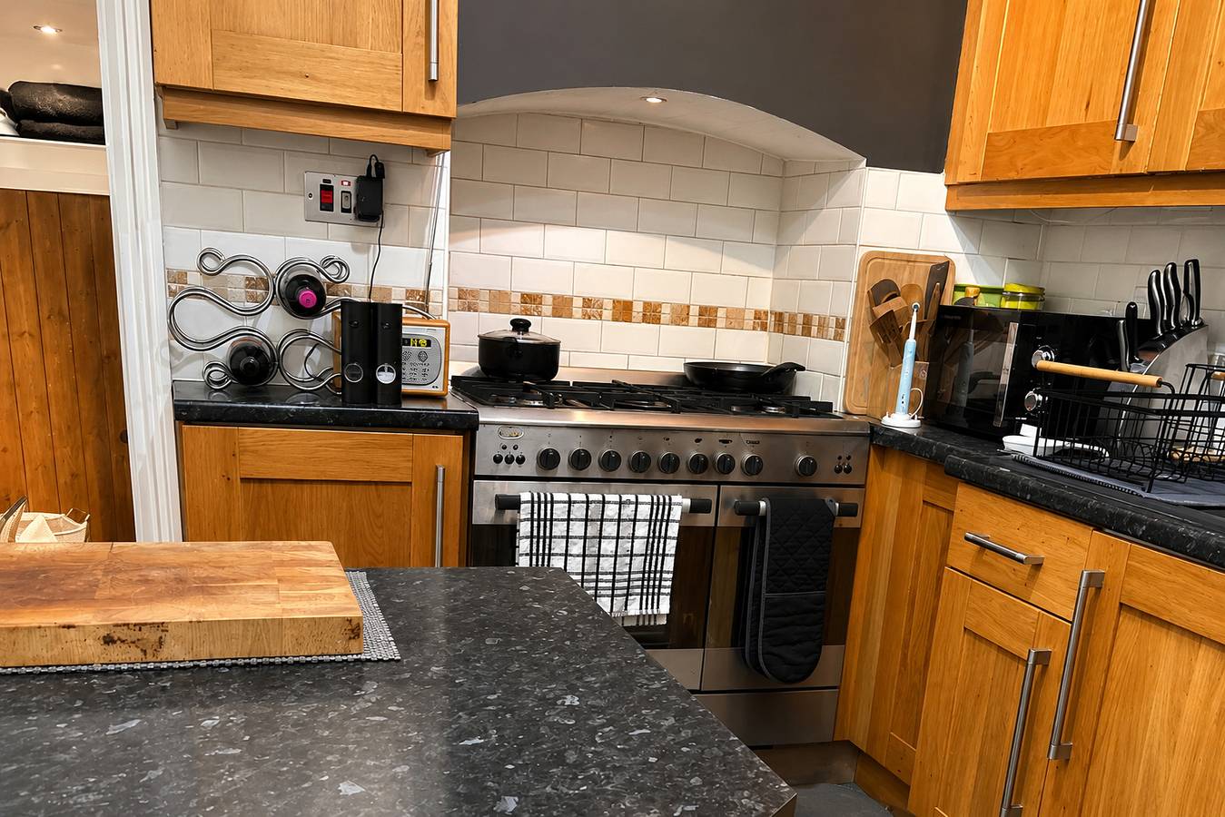 Entire holiday apartment, 1 Bed - Sleeps 4 - Parking - Pets - Town Centre in Wadebridge, Cornwall
