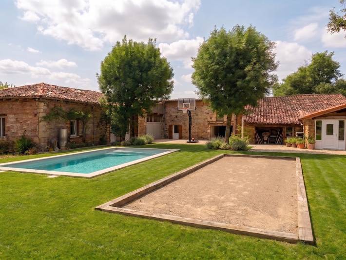 Villa for 30 people, with garden and terrace in Midi-Pyrenees