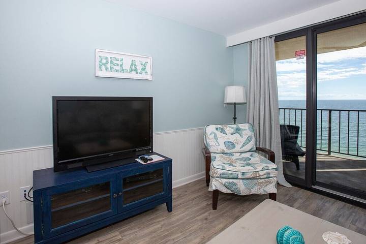 Vacation rental for 8 people, with hot tub and sauna as well as pool and balcony by Orange Beach