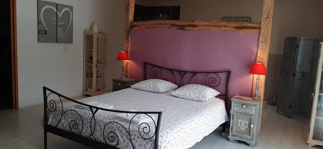 Location de vacances pour 3 personnes, avec vue et jardin, animaux acceptés à Saint-Martin-de-Fressengeas - 2