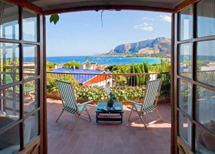 Ferienwohnung für 2 Personen, mit Balkon und Terrasse sowie Garten und Ausblick in Mondello