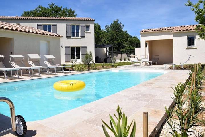 Location de vacances pour 16 personnes, avec Terrasse et Jardin ainsi que Piscine et Vue à Saint-Victor-des-Oules