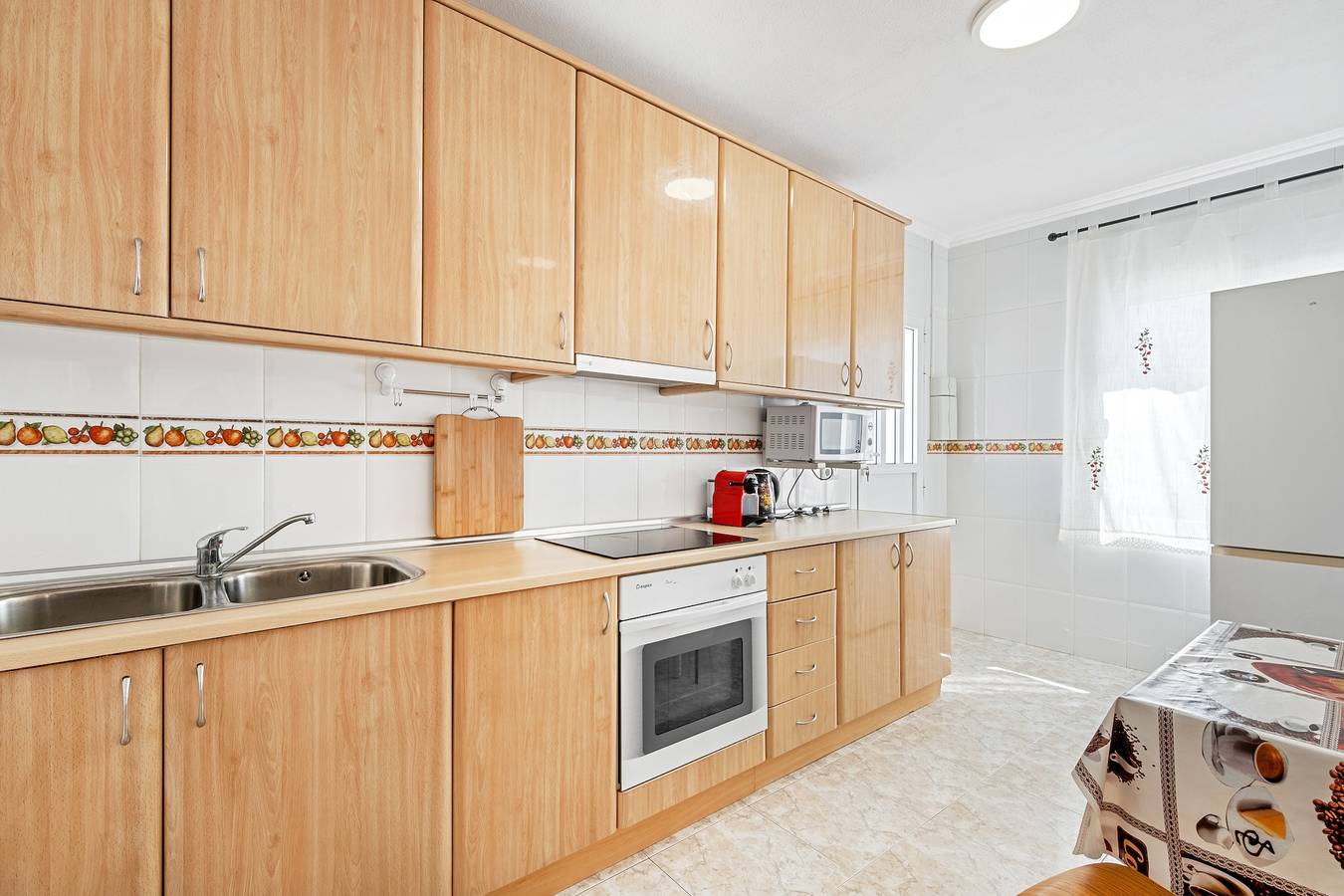 Apartamento entero, Apartamento 'Las Calas Vistas al Mar D' con piscina compartida, terraza privada y Wi-Fi in Las Calas, Torrevieja