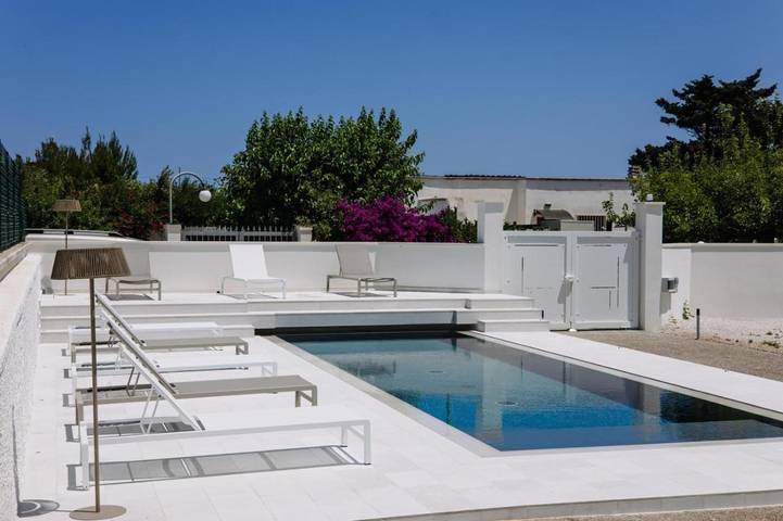 Villa per 9 persone, con giardino e piscina nonché panorama, con animali domestici in Torre Santa Sabina