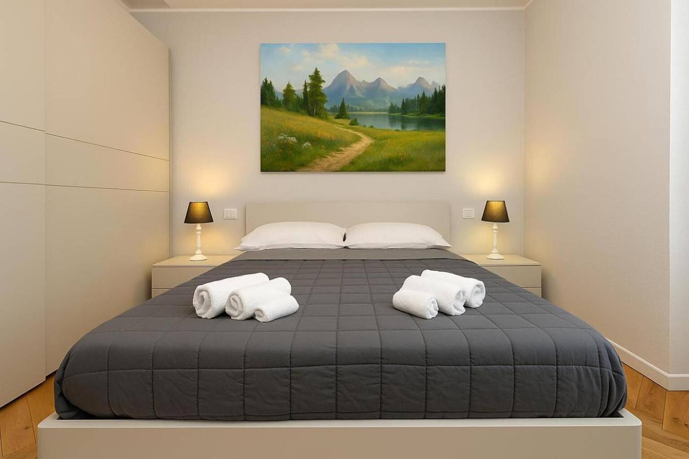 Entire apartment, Apartment 'Living Salò Duomo Second Floor' with Wi-Fi and Air Conditioning in Salò, Garda Mountains