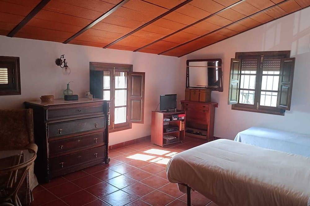 Rural house surrounded by olive trees a few kms from Antequera. in Antequera, Málaga Province