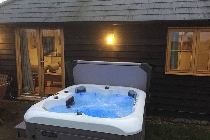 Cottage for 4 people, with hot tub and garden in Kent