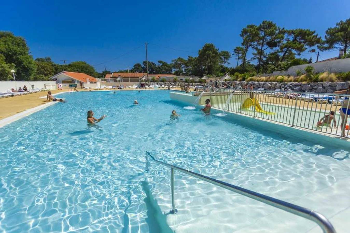Zecamping 4* toboggans pataugeoire locatif 28m2 4 pers in Capbreton, Côte d’Argent