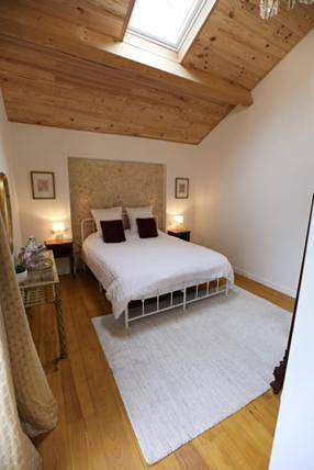 Location de vacances pour 4 personnes, avec jardin ainsi que piscine et vue à Saint-Privat-des-Prés