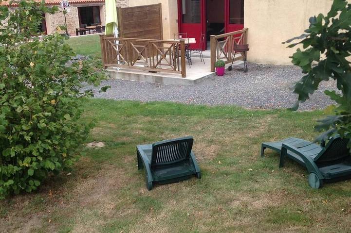 Gîte pour 2 personnes, avec piscine et terrasse, animaux acceptés