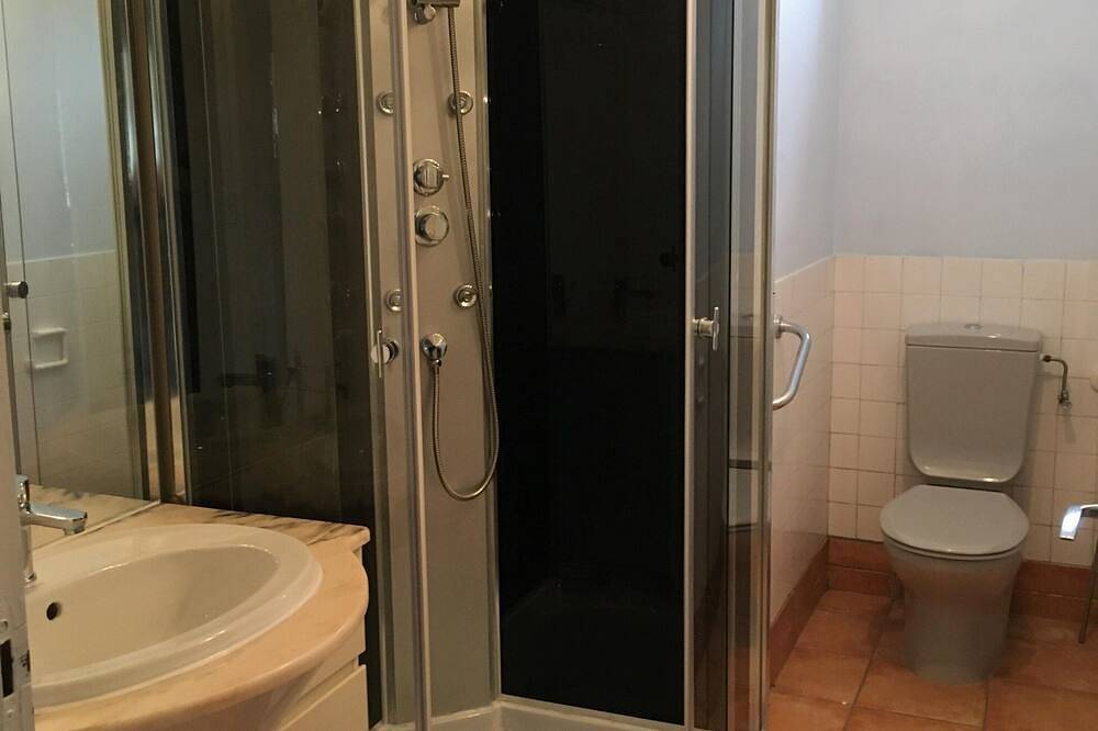 Ganze Wohnung, Spacious house in a peaceful setting between Ardèche and Provence in Goudargues in Cornillon, Nimes und Umgebung