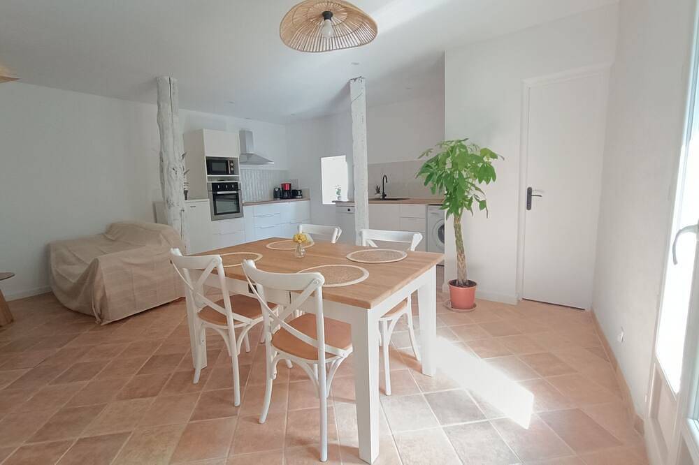 La maison sur la placette , au calme et au centre du village. Parking à 50m. in Saint-Jean-de-Fos, Région de Lodève