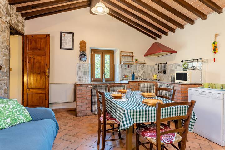 Casa vacanze "Il Colletto Romantic Stonehouse" con vista sulle montagne, giardino e terrazza in Pescia, Provincia di Pistoia