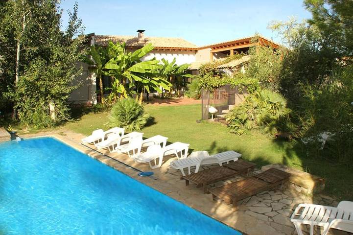 Location de vacances pour 18 personnes, avec Jacuzzi ainsi que Terrasse et Jardin à Ponteilla