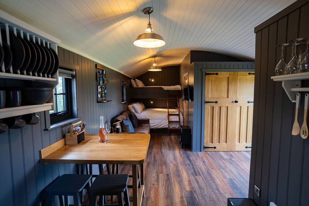 Charming Lodge in Limavady, Sleeps 5 with Parking in County Londonderry