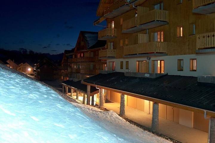 Location de vacances pour 6 personnes, avec Balcon et Jacuzzi ainsi que Jardin et Piscine à Saint-François-Longchamp