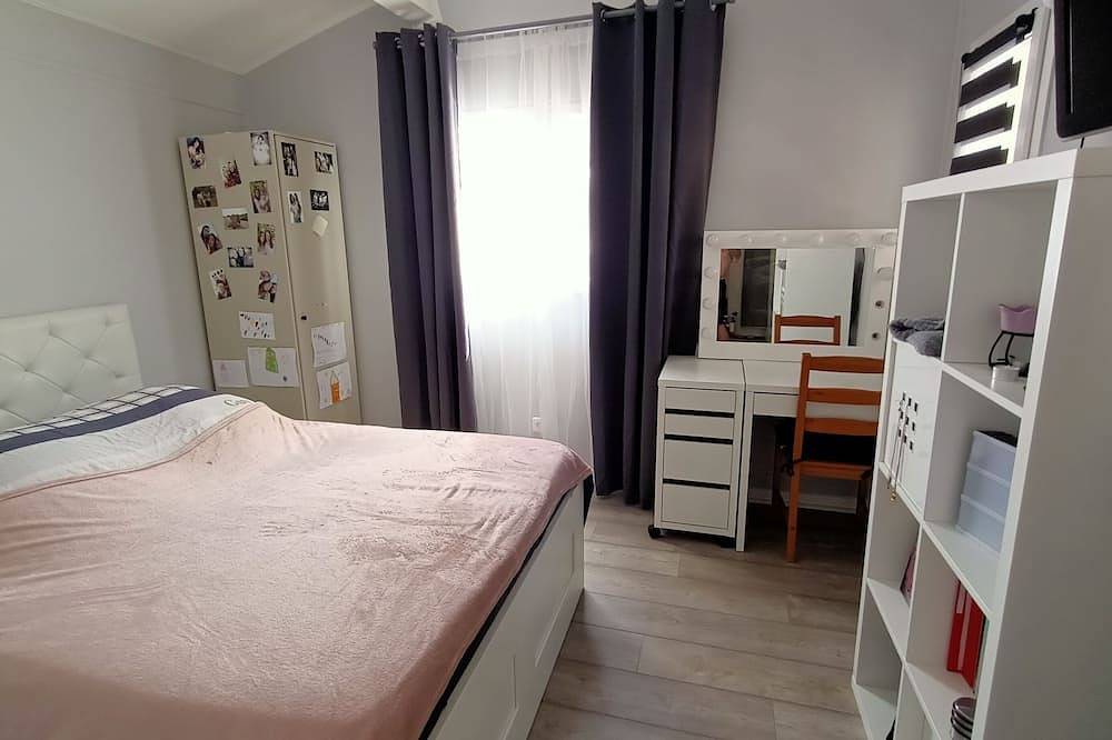 New modern single-storey air-conditioned villa with swimming pool and playground in Camaret-sur-Aigues, Vaucluse