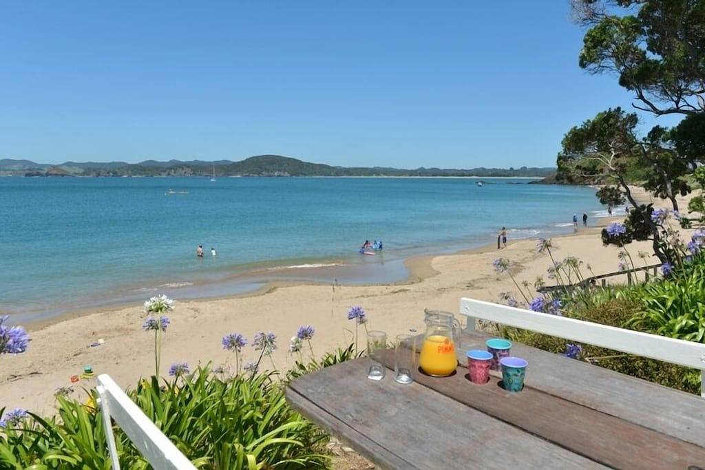 Quintessential Kiwi Bach direkt am Strand !! in Whangarei District