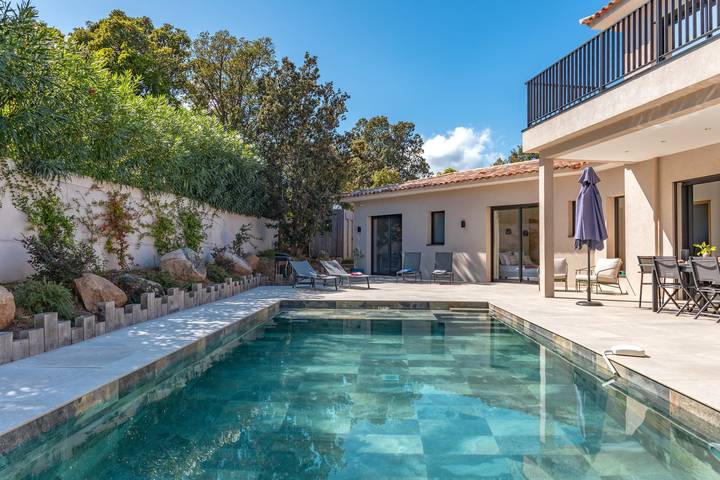 Location de vacances pour 12 personnes, avec piscine ainsi que terrasse et jardin, adapté aux familles dans Pinarellu - 2