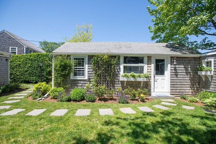 Vacation rental for 11 people, with terrace and yard, with pets in Nantucket Island