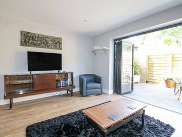 Log Cabin for 2 People in Surrey, South East England, Photo 4