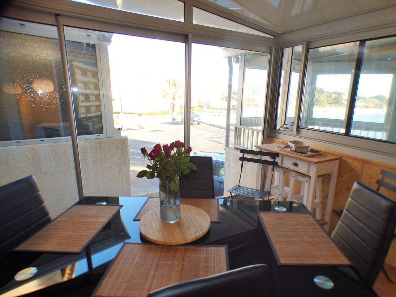 Entire holiday apartment, Facing the sea, sandy beach, everything nearby in La Seyne-sur-Mer, Toulon region