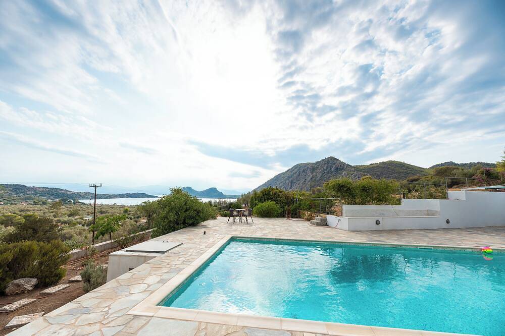 Peaceful Villa with pool & panoramic views, near Loutraki in Loutraki-Perachora, Korinthia