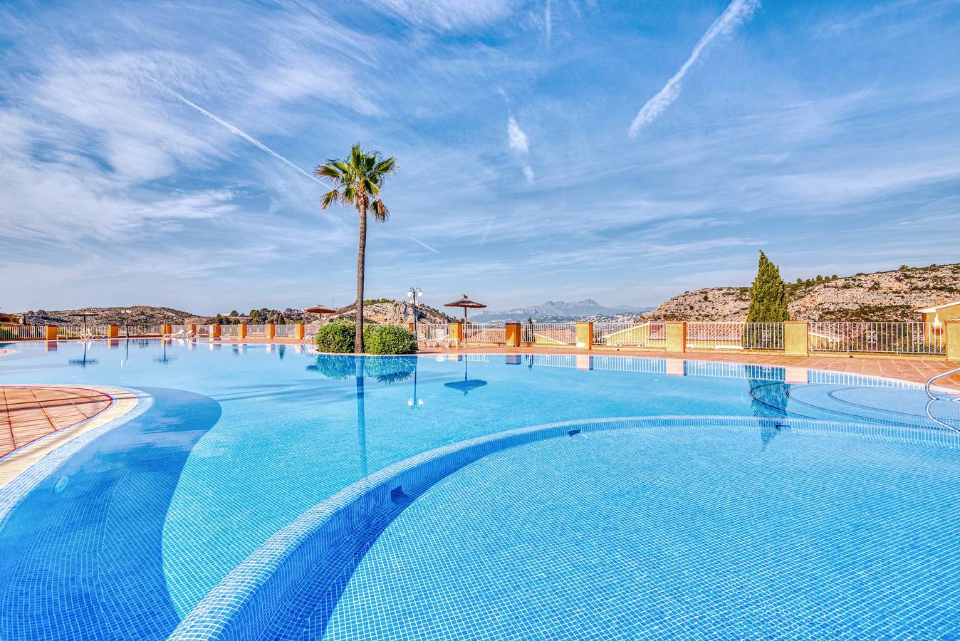 Appartement entier, Appartement 'La Cumbre' avec vue sur les montagnes, piscine partagée et climatisation in Poble Nou de Benitatxell, Costa Blanca