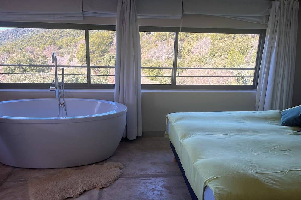 Villa Benéche at the foot of the Luberon in the village of Vaugines in Vaugines, Regionaler Naturpark Luberon