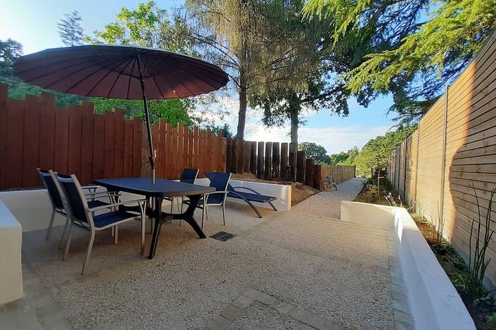 Appartement entier, Studio avec terrasse axe Rennes Saint Malo in La Baussaine, Région de Saint-Malo