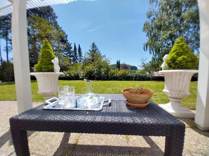 Ferienwohnung für 4 Personen, mit Terrasse und Garten sowie Pool und Ausblick