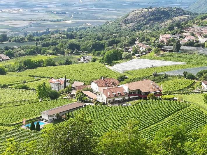 Appartamento per 5 persone, con Balcone e Terrazza nonché Giardino e Piscina in Montagna