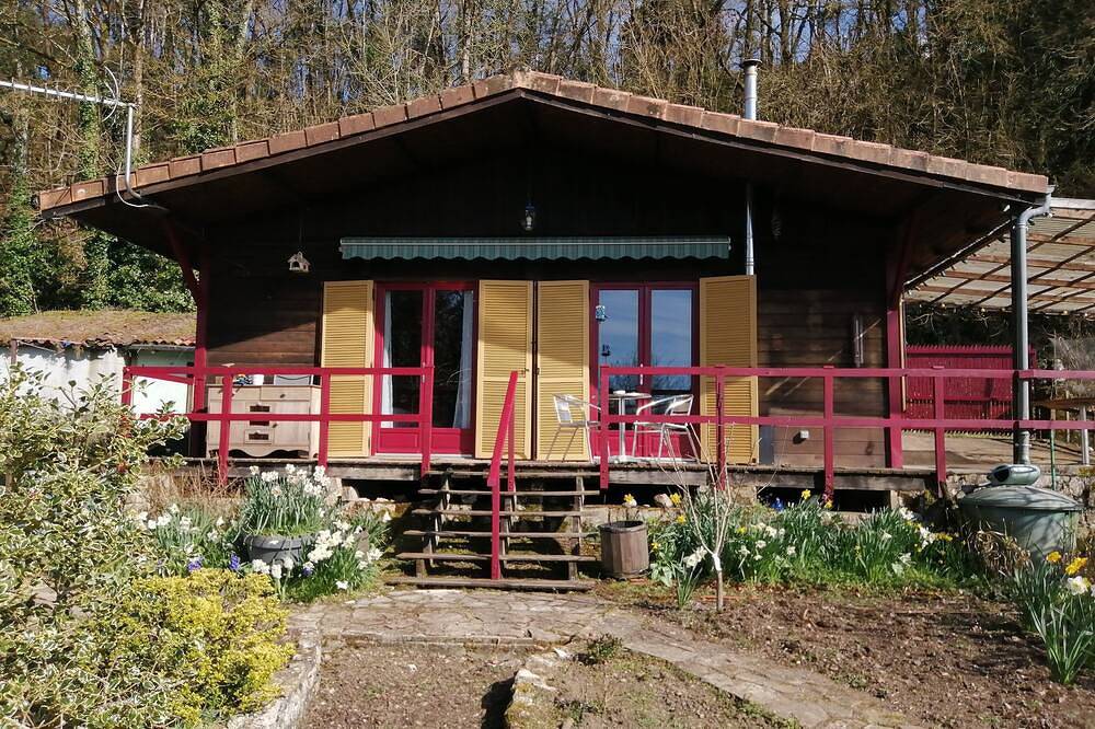 Charming cottage on a small river for nature lovers in Ruffec, Charente
