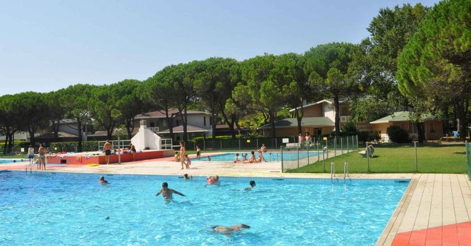 Apartamento vacacional entero, Apartamento vacacional en pueblo de vacaciones con piscina y jardín in Bibione, San Michele al Tagliamento