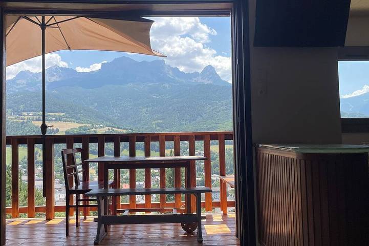 Chalet pour 8 personnes, avec Balcon et Jacuzzi ainsi que Jardin et Piscine à Barcelonnette